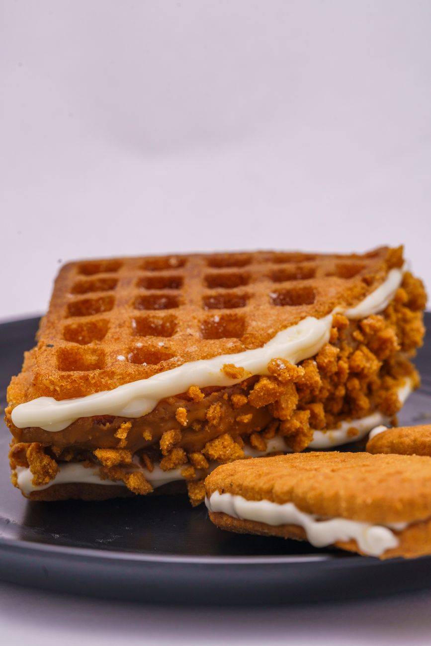 Waffle with white cream with crumbles